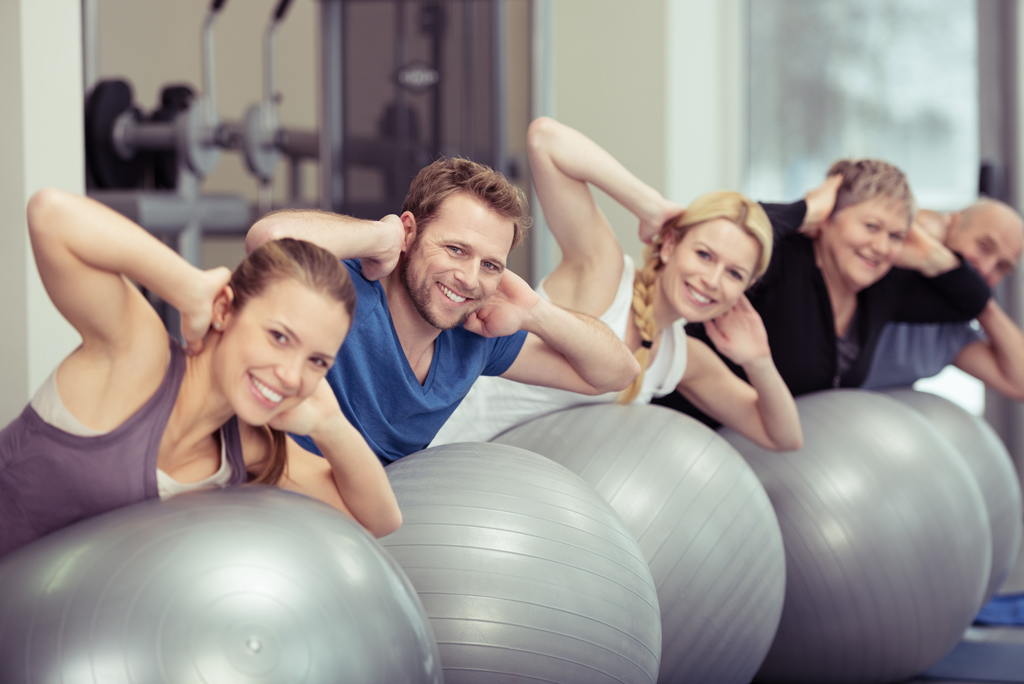 Eine Gruppe von Menschen, die mit GymnastikbÀllen trainieren. Team bei der Krankengymnastik: Stellenangebote Physiotherapeut in Langen